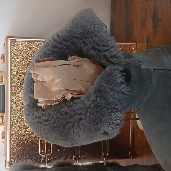 UGG Gray Winter Boots with Sheepskin Lining  Size 9 True To Fit - Picture 3 of 5